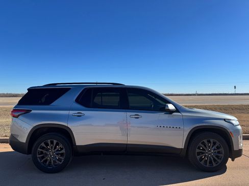 Used 2023 Chevrolet Traverse RS image 2