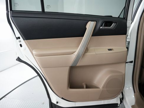 Used 2013 Toyota Highlander SE image 37