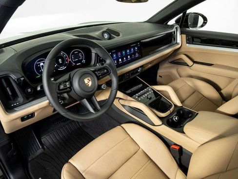 Certified 2026 Porsche Cayenne Coupe AWD/4WD image 4