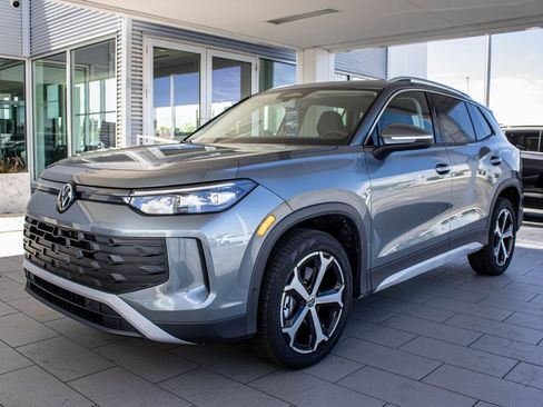 Certified 2025 Volkswagen Tiguan SE image 11