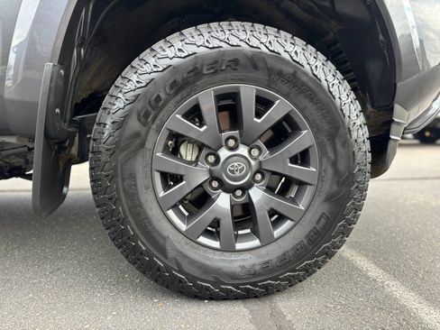 Used 2020 Toyota Tacoma SR5 AWD/4WD image 23
