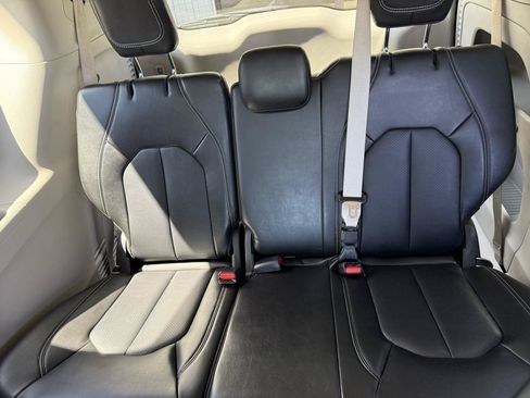 Used 2024 Chrysler Pacifica Touring-L FWD image 21
