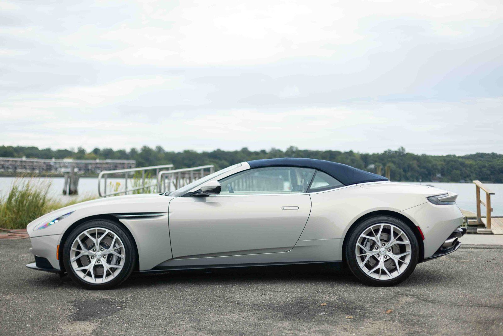 Used 2019 Aston Martin DB11 Volante RWD image 40