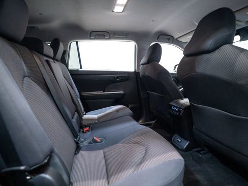 Used 2023 Toyota Highlander LE FWD image 31