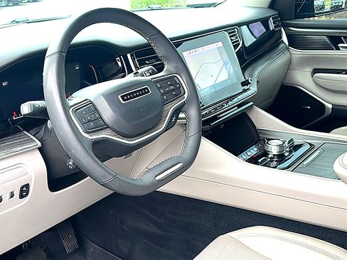 Used 2023 Jeep Wagoneer L Series II w/ Convenience Group I image 12