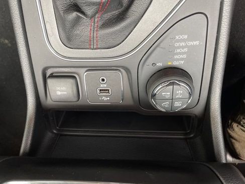 Used 2022 Jeep Cherokee Trailhawk image 16