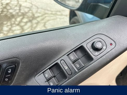 Used 2017 Volkswagen Tiguan S image 9