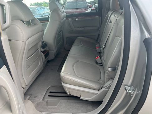 Used 2008 Saturn Outlook XR w/ Premium Trim Package FWD image 2