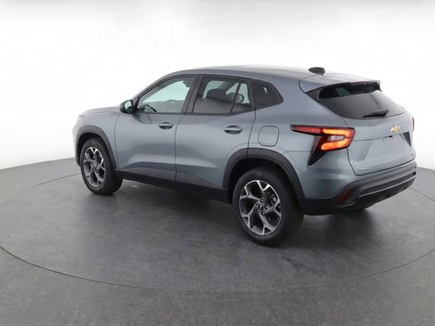 Used 2025 Chevrolet Trax LT FWD image 6