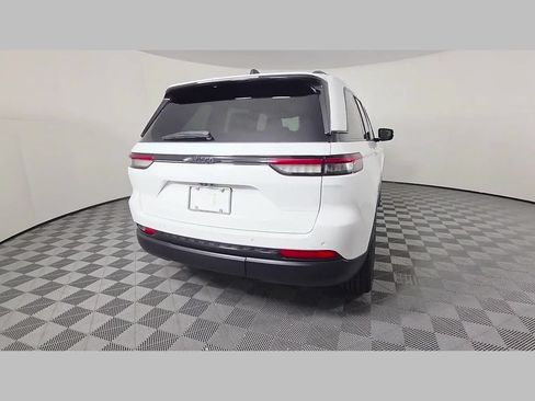 Used 2023 Jeep Grand Cherokee Altitude RWD image 40
