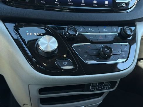 Used 2024 Chrysler Pacifica Touring-L FWD image 25