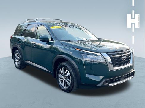 Used 2025 Nissan Pathfinder SL FWD image 1