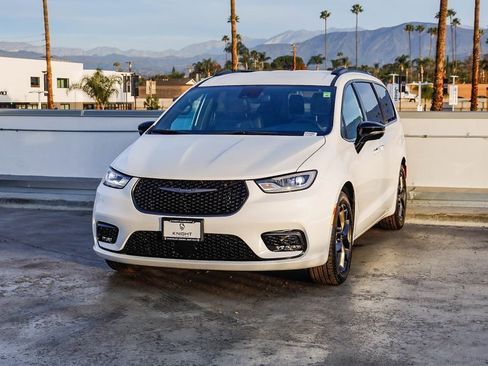 New 2026 Chrysler Pacifica Select w/ S Appearance Package image 4