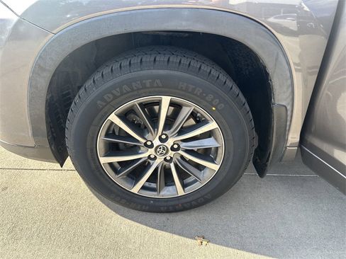 Used 2018 Toyota Highlander XLE image 24