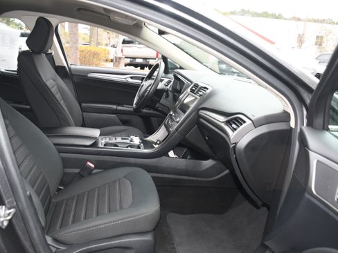 Used 2020 Ford Fusion SE image 19