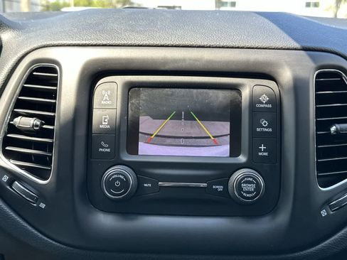 Used 2018 Jeep Compass Latitude FWD image 27