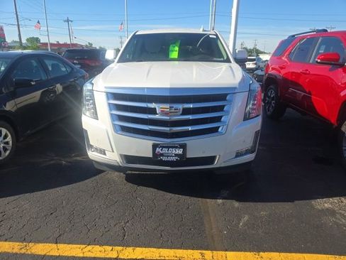 Used 2017 Cadillac Escalade Luxury AWD/4WD image 2