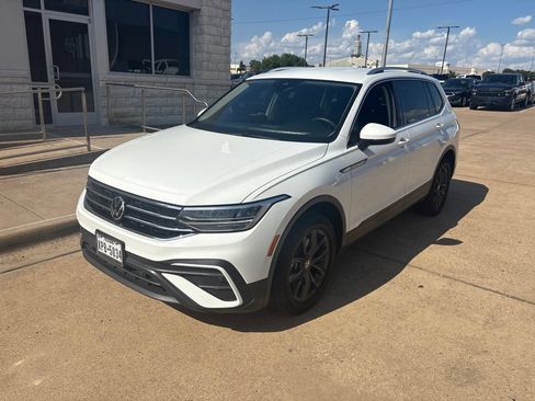 Used 2022 Volkswagen Tiguan SE AWD/4WD image 1