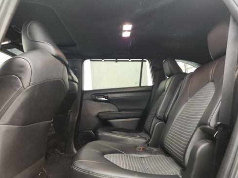 Used 2023 Toyota Highlander XSE FWD image 11
