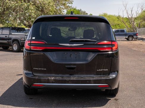 Used 2024 Chrysler Pacifica Limited FWD image 4