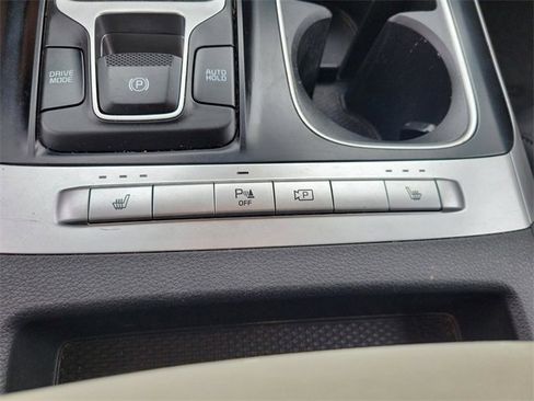 Used 2022 Kia Carnival LX image 25