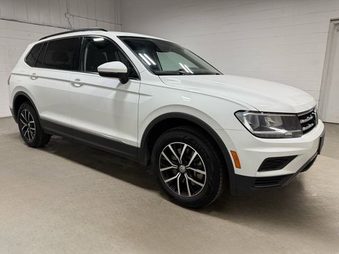 Used 2021 Volkswagen Tiguan SE w/ Panoramic Sunroof Package image 3