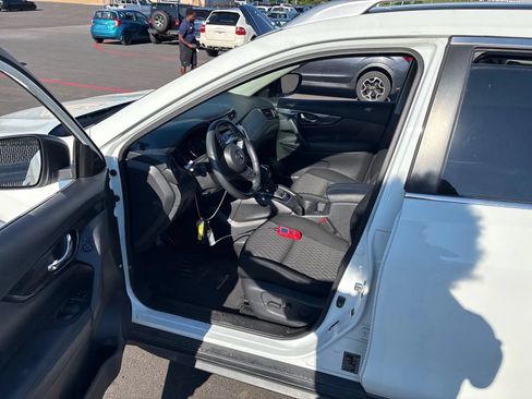 Used 2018 Nissan Rogue SV FWD image 4