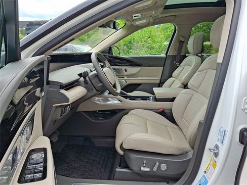 Certified 2025 Lincoln Nautilus Reserve AWD/4WD image 13