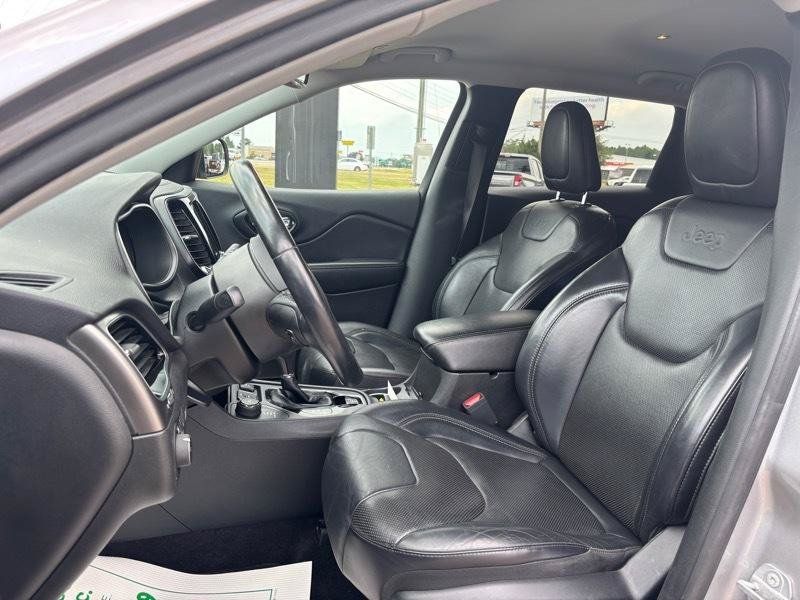 Used 2019 Jeep Cherokee Limited w/ Luxury Group AWD/4WD image 13