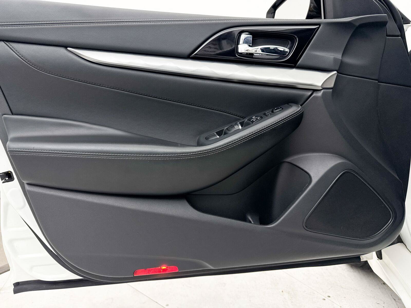 Used 2022 Nissan Maxima SV FWD image 19