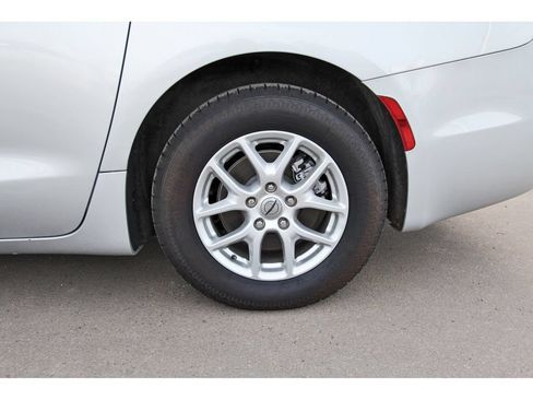 Used 2023 Chrysler Pacifica Touring-L FWD image 31