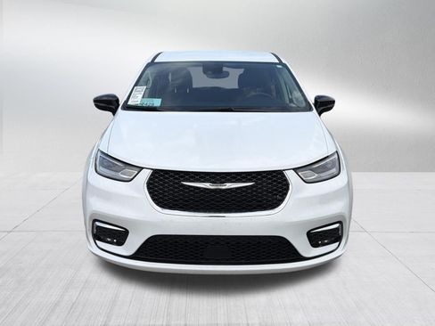 Used 2024 Chrysler Pacifica Touring-L FWD image 2