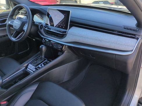 Used 2024 Jeep Compass Latitude image 28