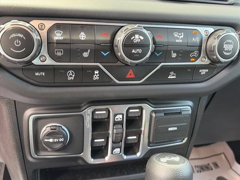 Used 2025 Jeep Wrangler Unlimited Sahara AWD/4WD image 19