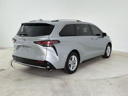 Used 2025 Toyota Sienna Limited image 9