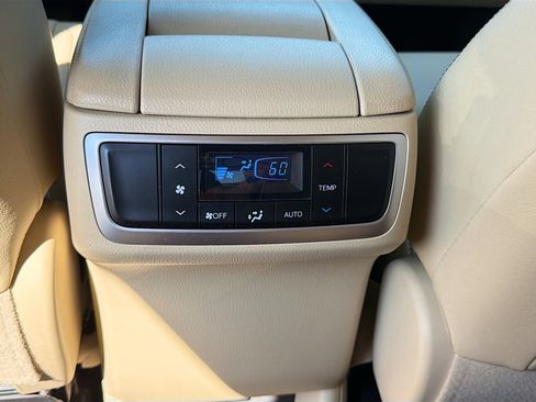 Used 2019 Toyota Highlander SE image 27