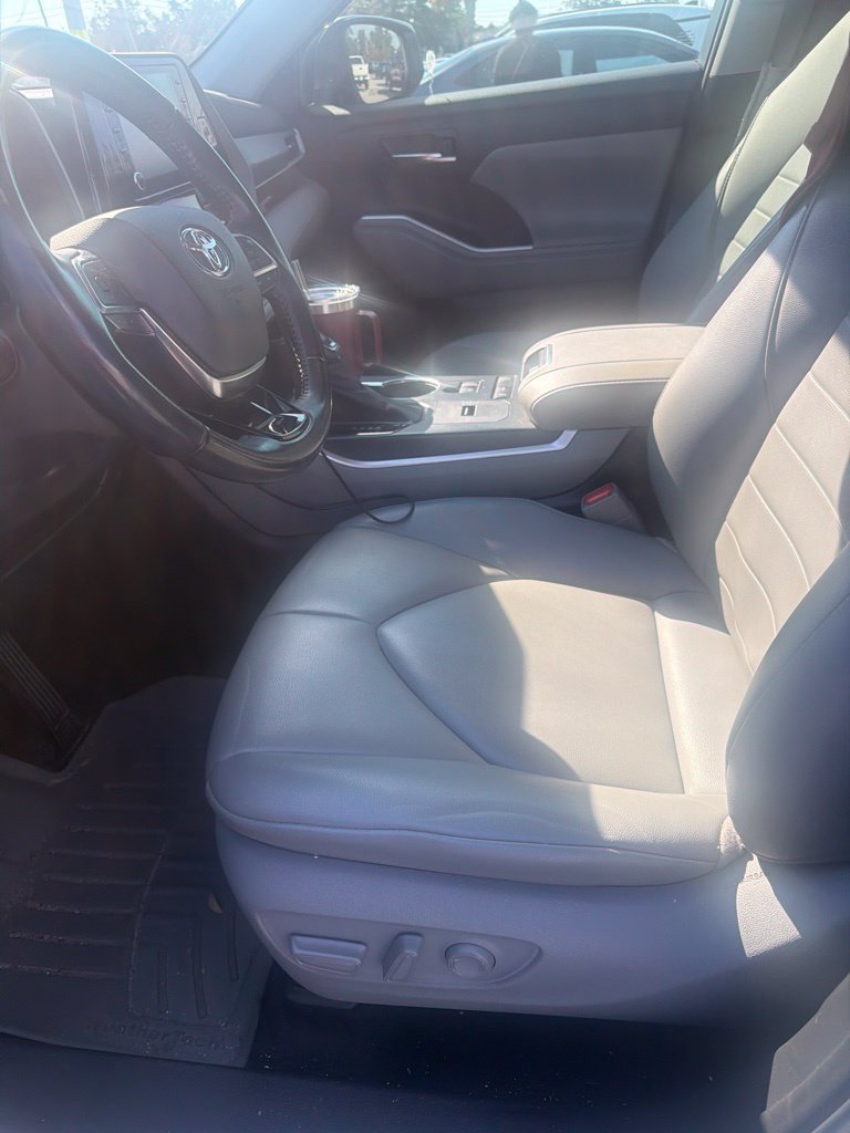 Used 2021 Toyota Highlander XLE FWD image 30