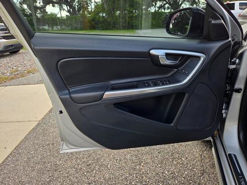 Used 2018 Volvo V60 T5 Cross Country image 15