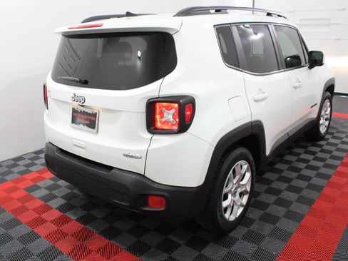 Used 2018 Jeep Renegade Latitude FWD image 7