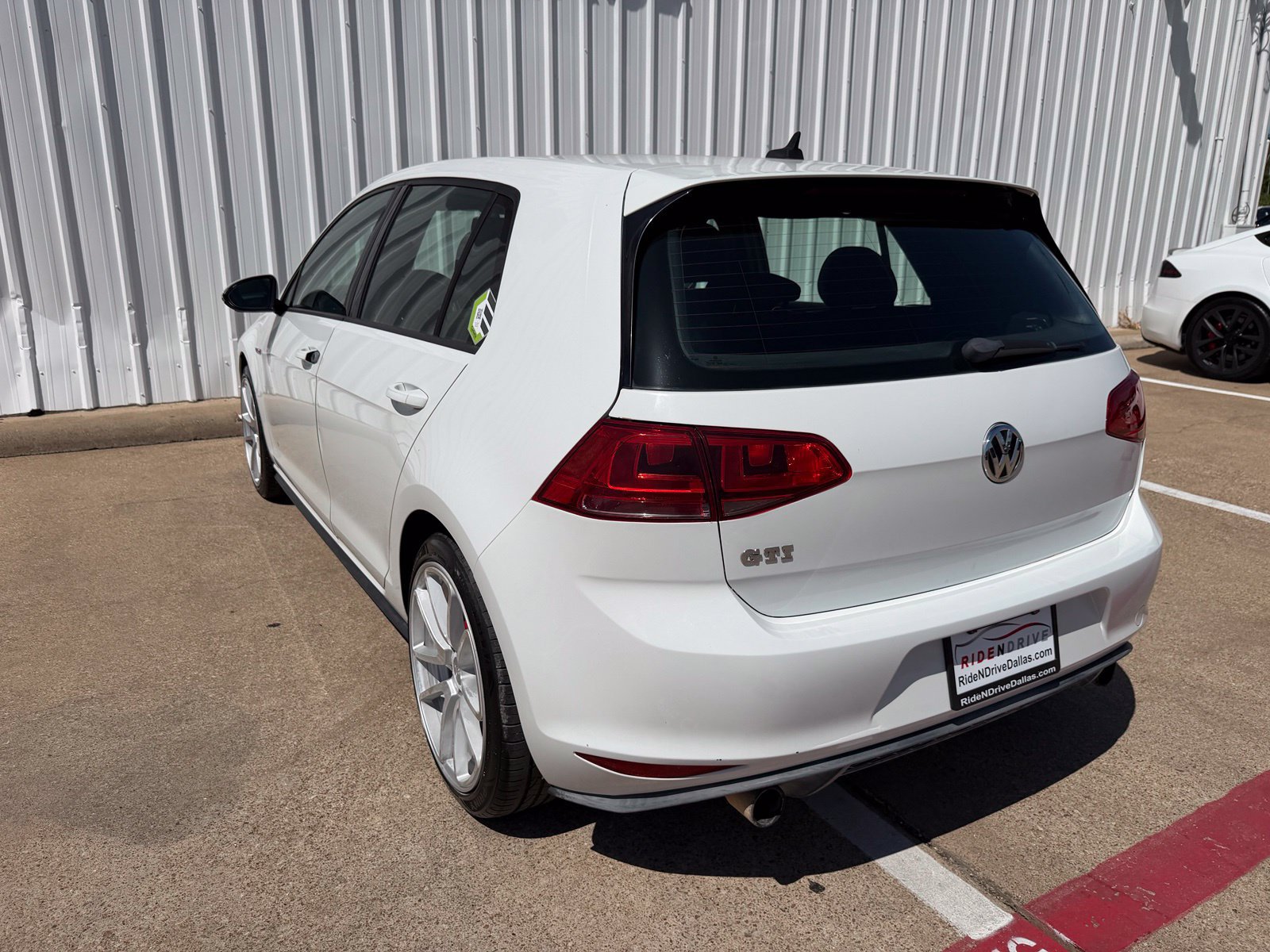 Used 2015 Volkswagen Golf 4-Door FWD image 4