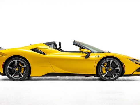Used 2023 Ferrari SF90 Spider image 19