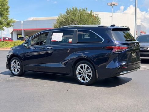 Used 2024 Toyota Sienna Platinum FWD image 10