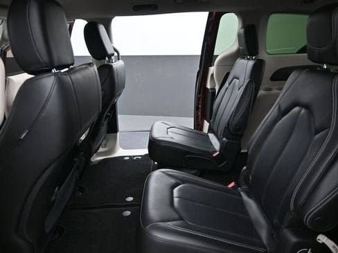 Used 2023 Chrysler Pacifica Touring-L AWD/4WD image 14
