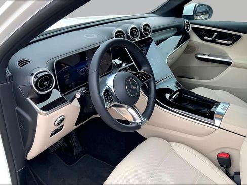 Used 2025 Mercedes-Benz GLC 300 4MATIC image 18