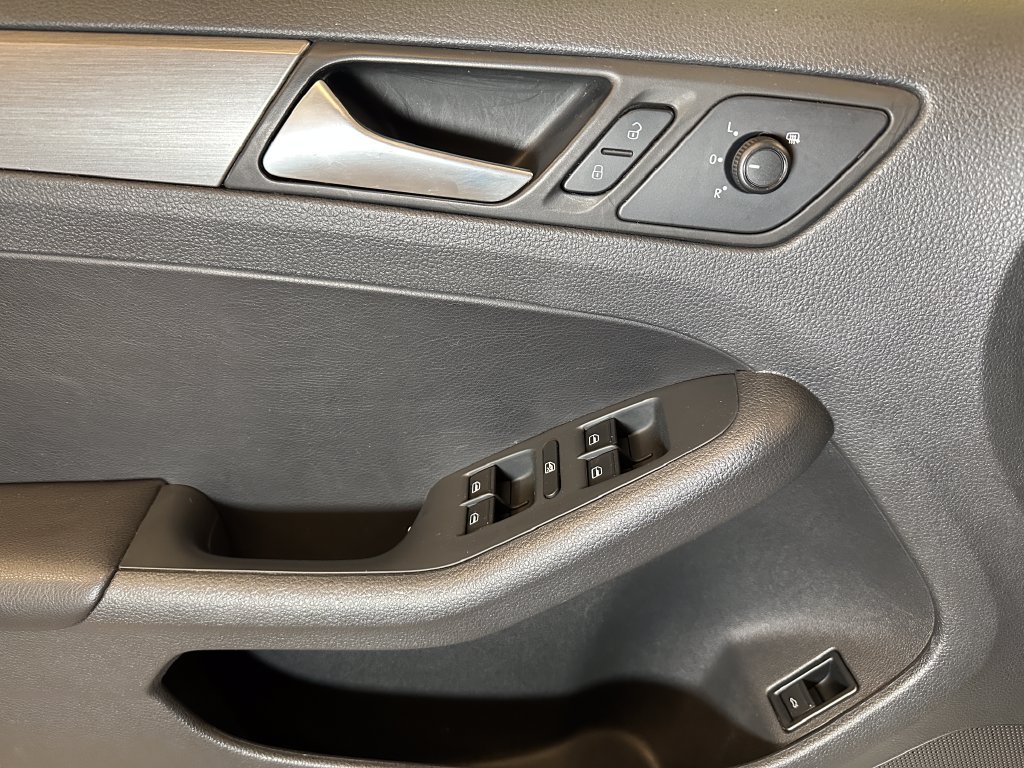 Used 2016 Volkswagen Jetta Sport FWD image 19