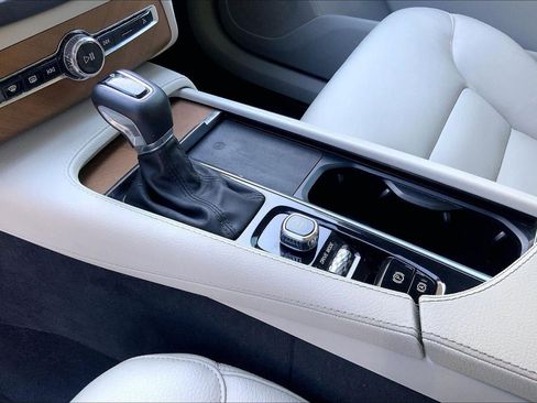 Used 2021 Volvo XC90 T6 Momentum w/ Climate Package image 17