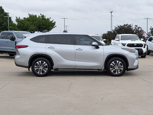 Used 2023 Toyota Highlander XLE FWD image 4