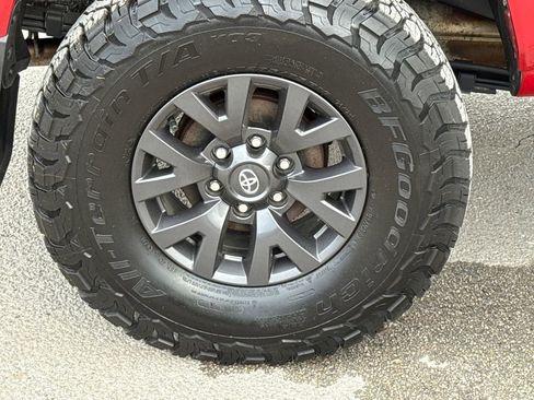 Used 2022 Toyota Tacoma SR5 w/ Technology Package image 10