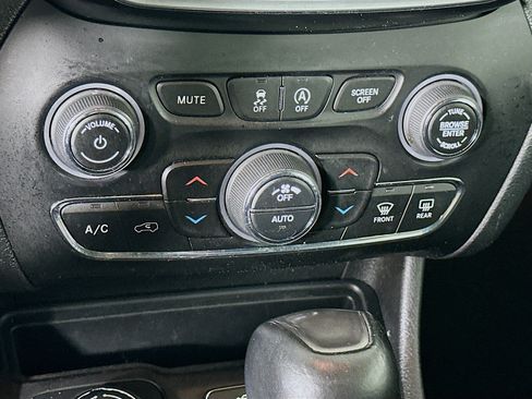 Used 2020 Jeep Cherokee Limited AWD/4WD image 23