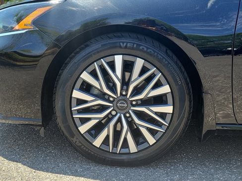 Used 2023 Nissan Altima 2.5 SV w/ SV Premium Package FWD image 5